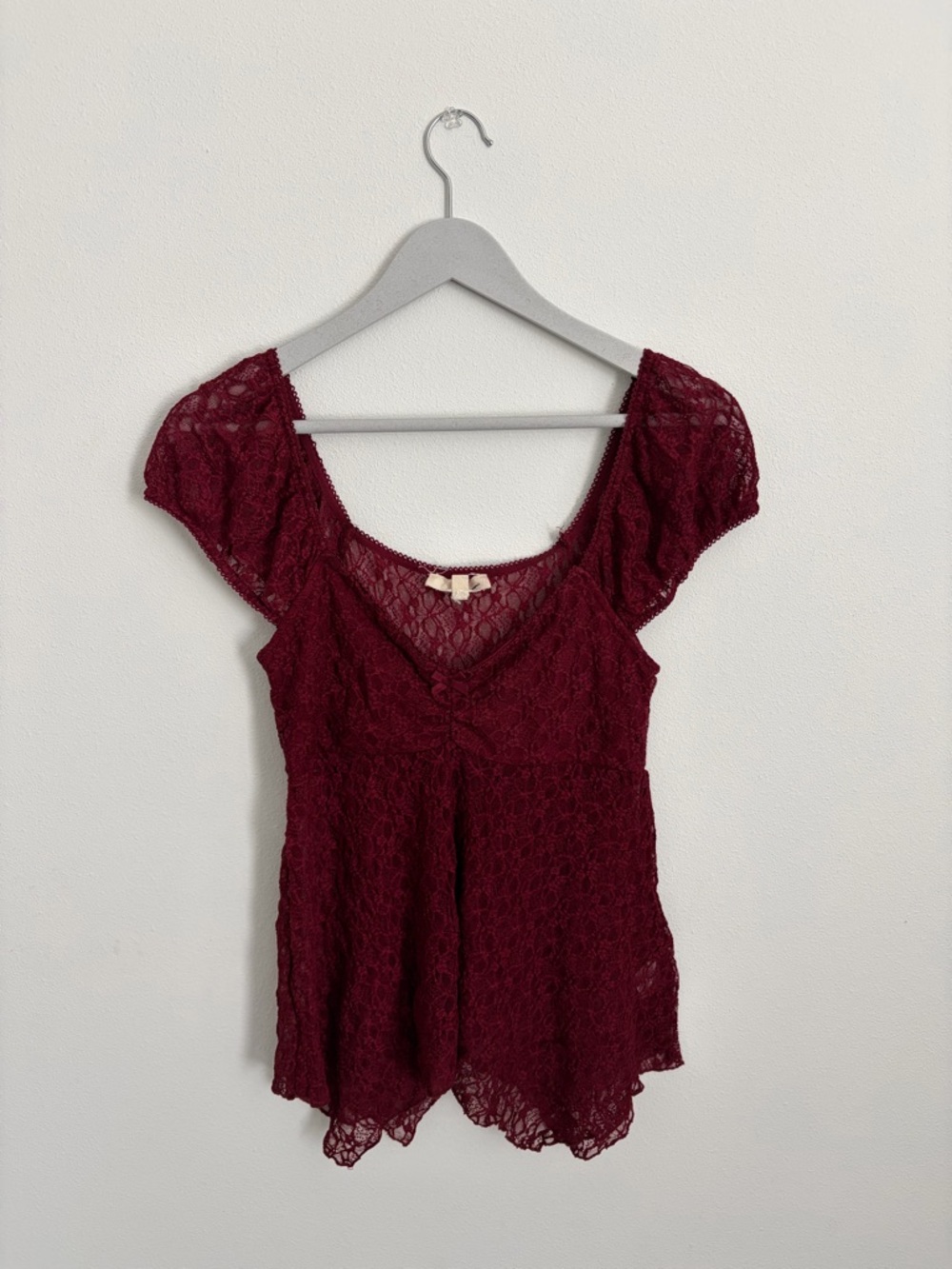 Lace Scoop-Neck Short Sleeve Top in Wine